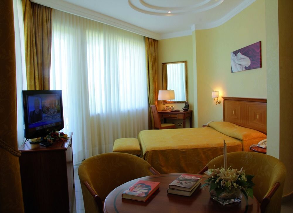 Hotel Tirreno Parghelia Bilik gambar